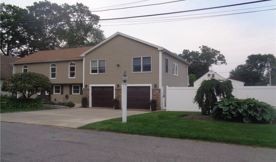 176 Vernon St, Warwick, RI 02889 - 5 Beds, 2 Bath