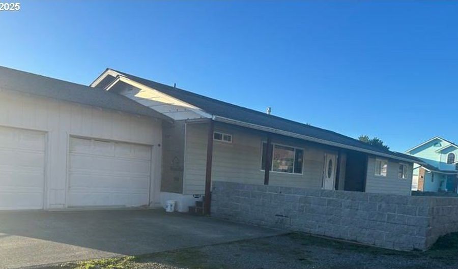 711 1ST St, Brookings, OR 97415 - 3 Beds, 2 Bath