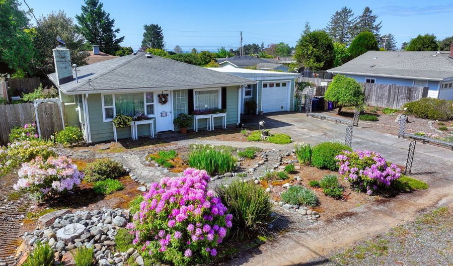 311 MAPLE St, Brookings, OR 97415 - 2 Beds, 2 Bath