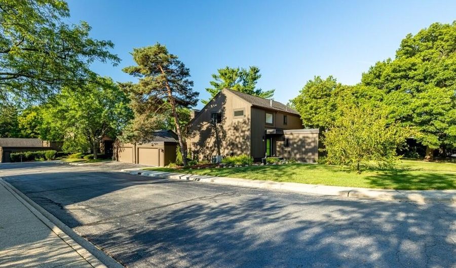 12 Haverhill Ct, Ann Arbor, MI 48105 - 5 Beds, 3 Bath