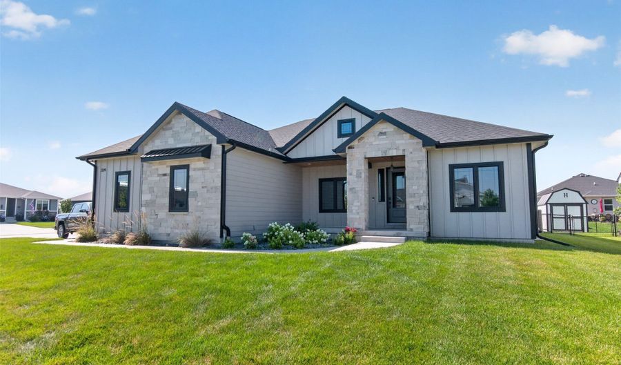 324 31st St SE, Altoona, IA 50009 - 6 Beds, 4 Bath