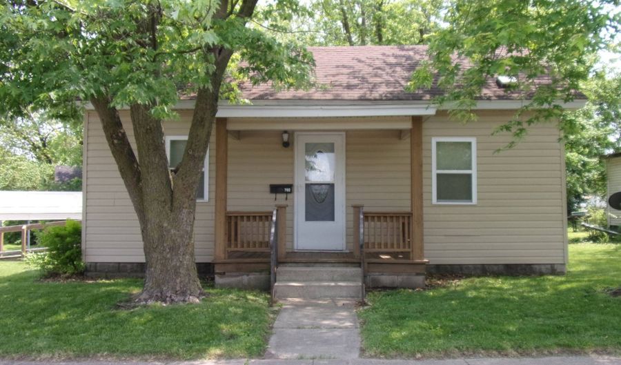 702 State St, Roodhouse, IL 62082 - 2 Beds, 1 Bath