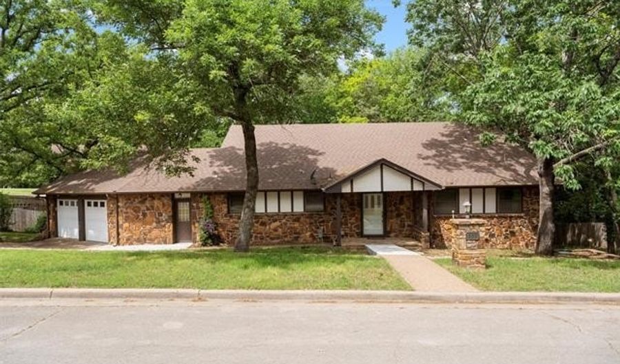 633 Kenwood Dr, Bartlesville, OK 74006 - 4 Beds, 5 Bath