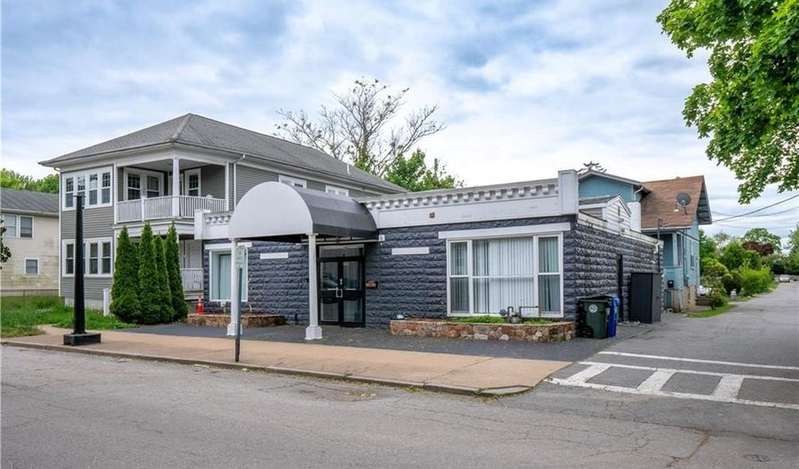 413 High St, Bristol, RI 02809 - 3 Beds, 1 Bath