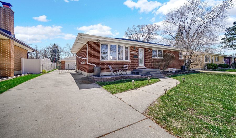 661 W Saint Aubin Dr, Addison, IL 60101 - 3 Beds, 2 Bath