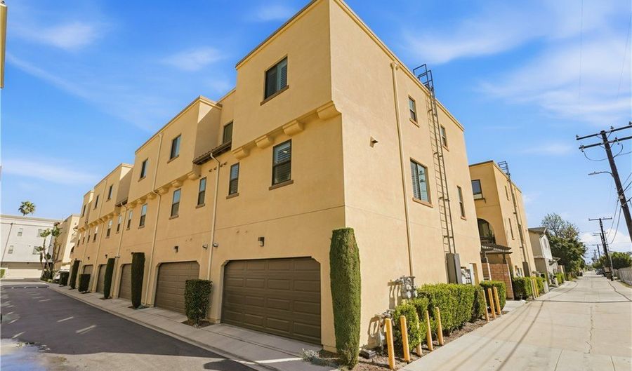 809 S Anaheim Blvd 101, Anaheim, CA 92805 - 3 Beds, 3 Bath