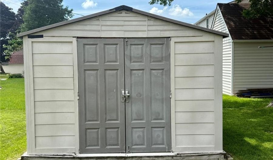 905 Clausen Ave, Albert Lea, MN 56007 - 3 Beds, 2 Bath