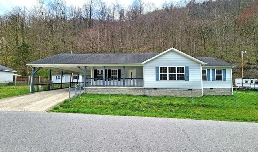 632 ACCOVILLE HOLLOW Rd, Accoville, WV 25635 - 3 Beds, 2 Bath
