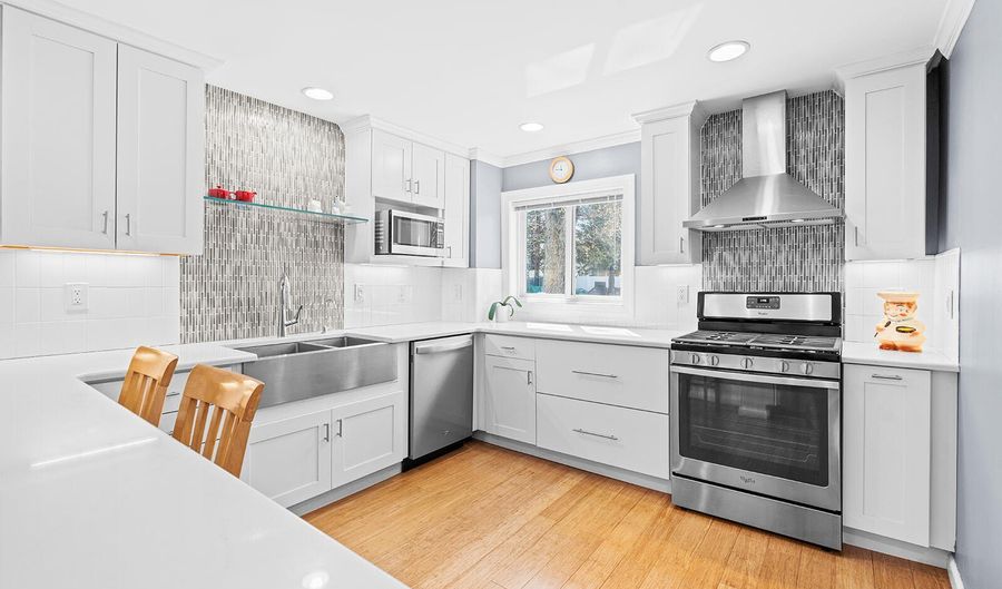 42 Lake Blvd, Aberdeen, NJ 07747 - 5 Beds, 3 Bath