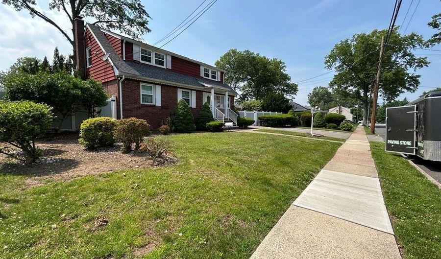 84 N Vivyen St, Bergenfield, NJ 07621 - 3 Beds, 2 Bath