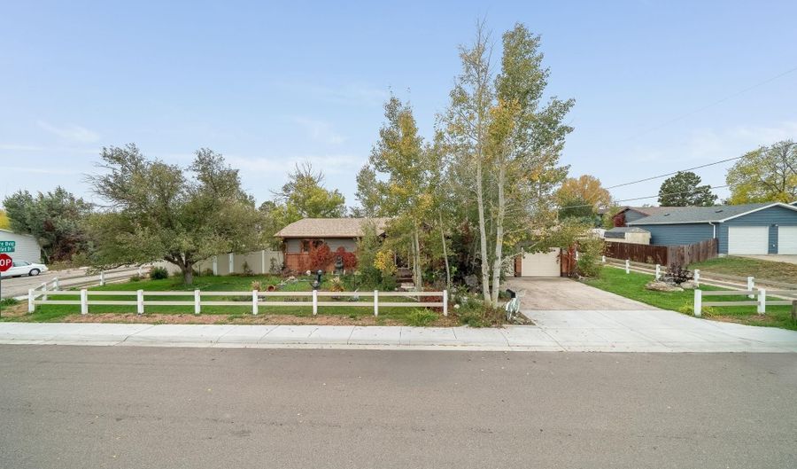 723 NEW BEDFORD Dr, Cheyenne, WY 82009 - 2 Beds, 3 Bath