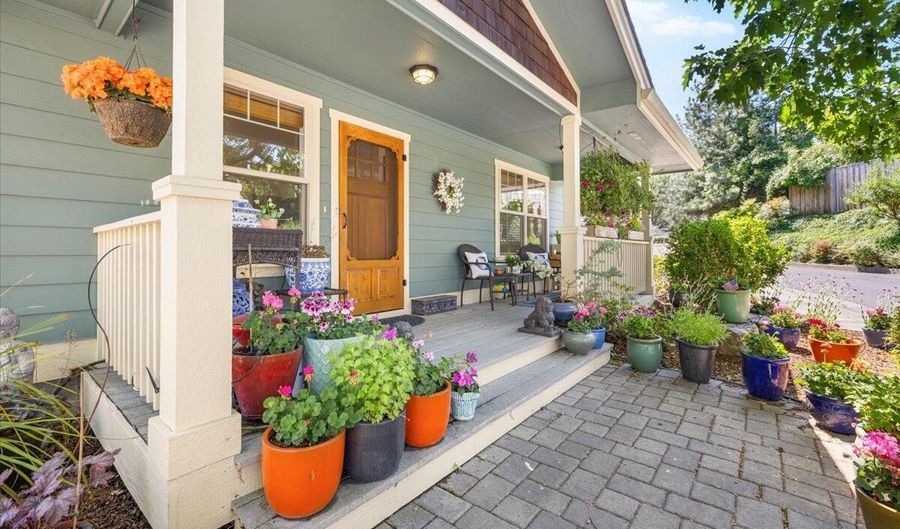 866 Blackberry Ln, Ashland, OR 97520 - 3 Beds, 3 Bath
