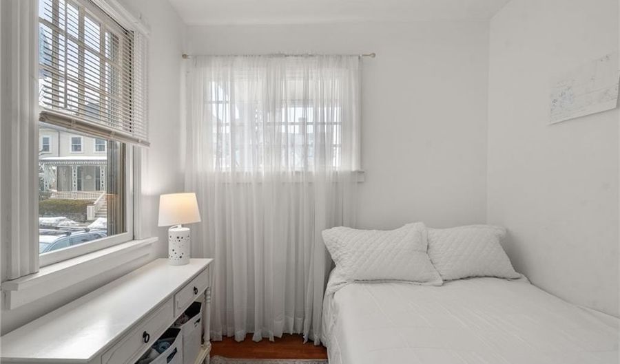 34 Bull St, Newport, RI 02840 - 8 Beds, 3 Bath
