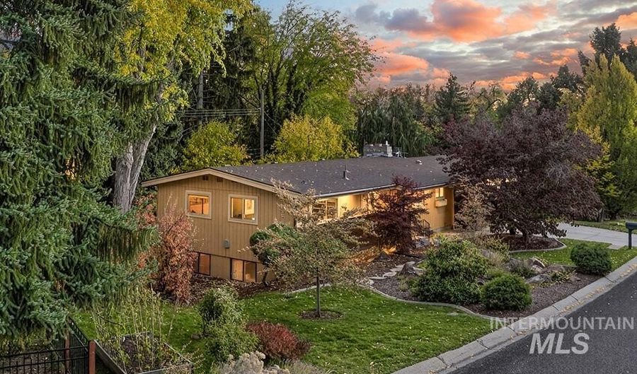 2812 N Heather Pl, Boise, ID 83702 - 4 Beds, 2 Bath