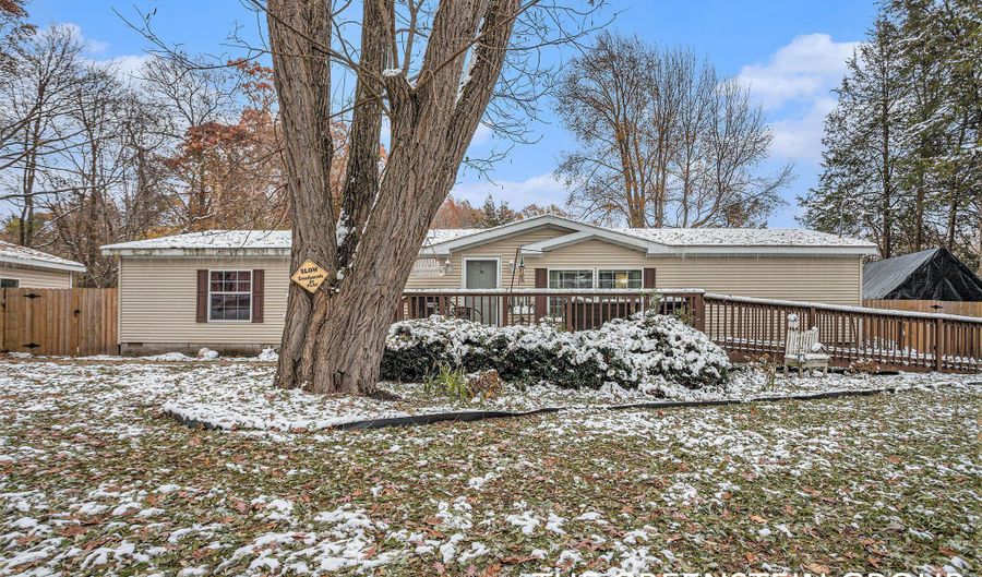 1585 RICHARDS Dr, Allegan, MI 49010 - 3 Beds, 2 Bath