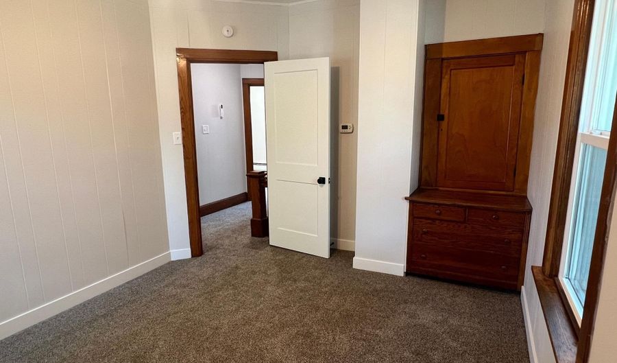 711 Clausen Ave, Albert Lea, MN 56007 - 5 Beds, 2 Bath