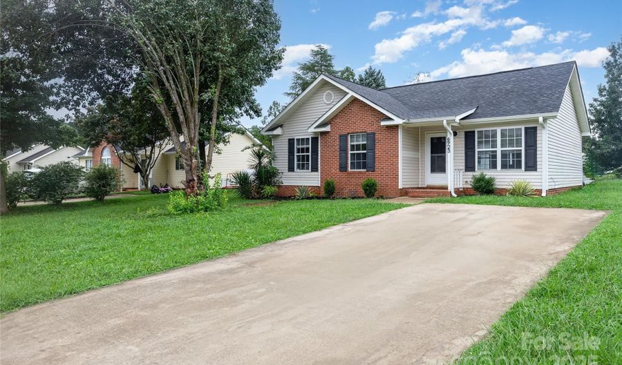 6923 Reese Furr Dr, Charlotte, NC 28216 - 3 Beds, 2 Bath