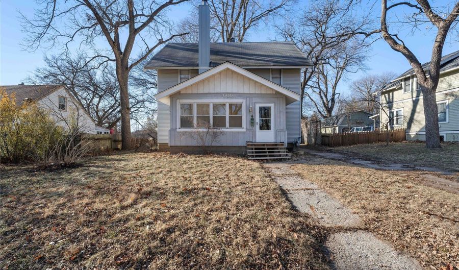 609 Ridgewood Ave, Ames, IA 50010 - 3 Beds, 2 Bath