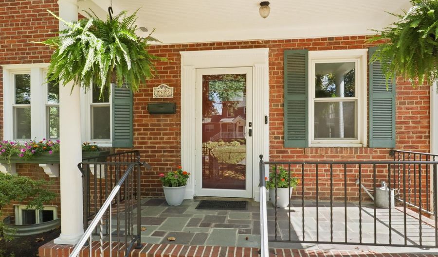 2323 N BURLINGTON St, Arlington, VA 22207 - 3 Beds, 3 Bath