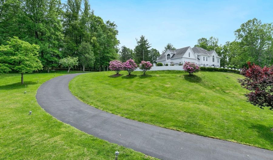 6801 CAPRI Pl, Bethesda, MD 20817 - 6 Beds, 7 Bath