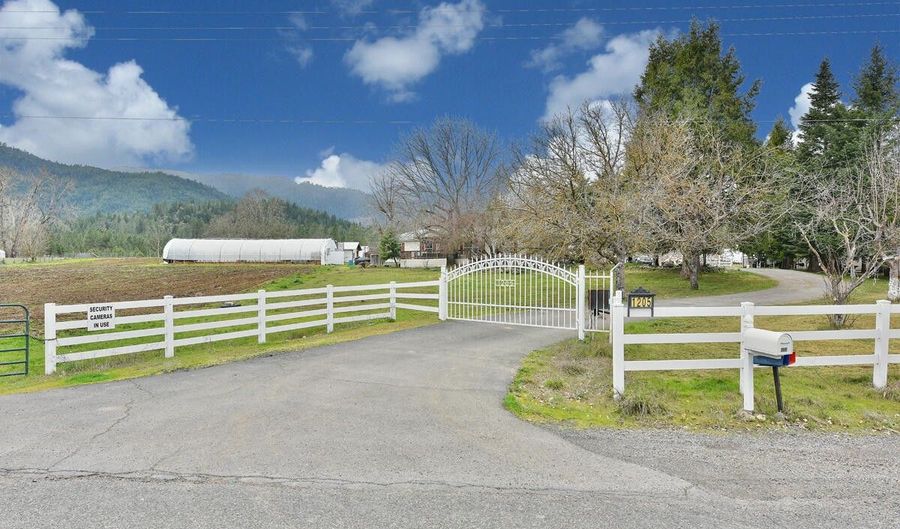 1205 Pine Grove Rd, Rogue River, OR 97537 - 3 Beds, 3 Bath