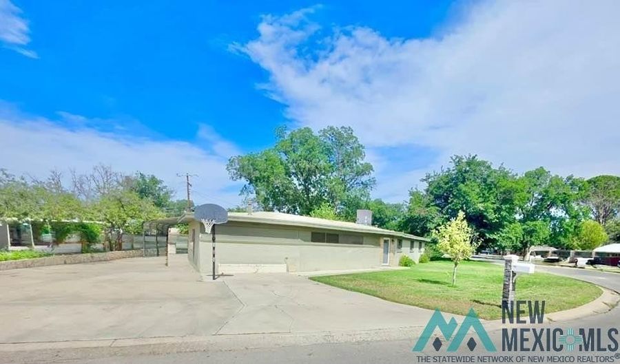1422 S Country Club Cir, Carlsbad, NM 88220 - 3 Beds, 2 Bath