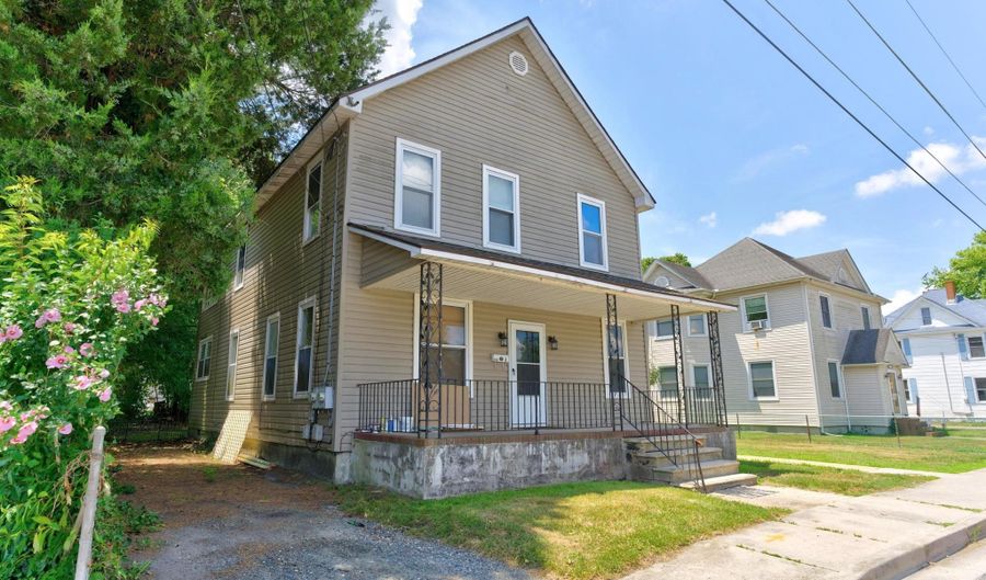 102 DELAWARE Ave, Delmar, DE 19940 - 6 Beds, 2 Bath
