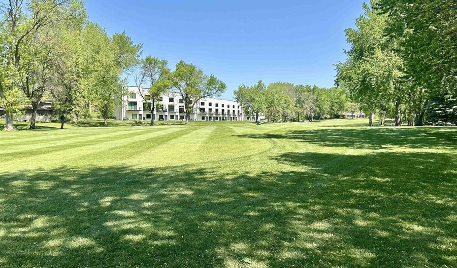 225 Emerald Meadows Dr, Arnolds Park, IA 51331 - 2 Beds, 4 Bath