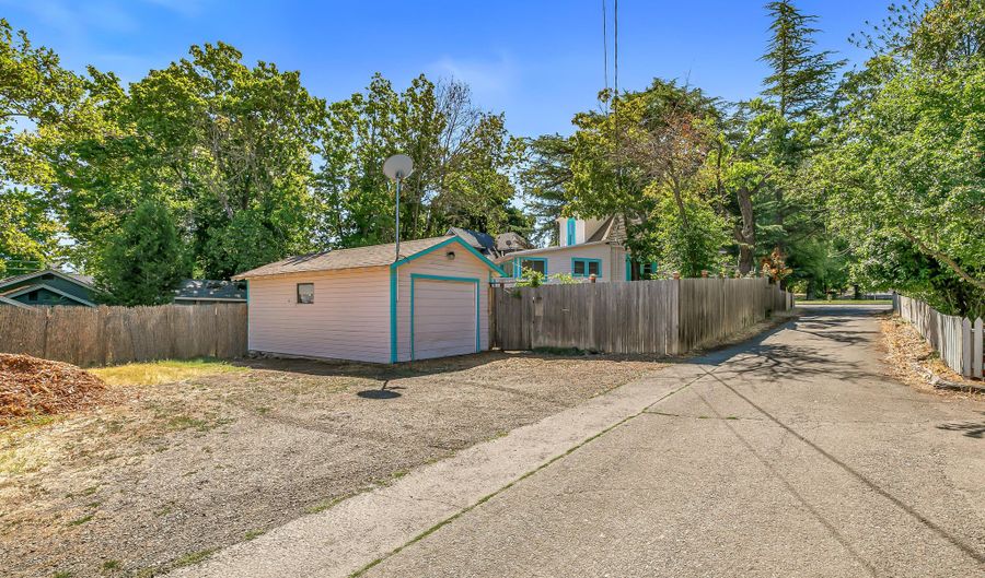 753 Siskiyou Blvd, Ashland, OR 97520 - 4 Beds, 1 Bath