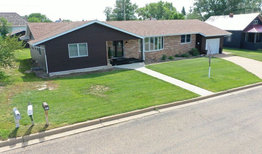 203 3rd Ave SW, Bowman, ND 58623 - 4 Beds, 3 Bath