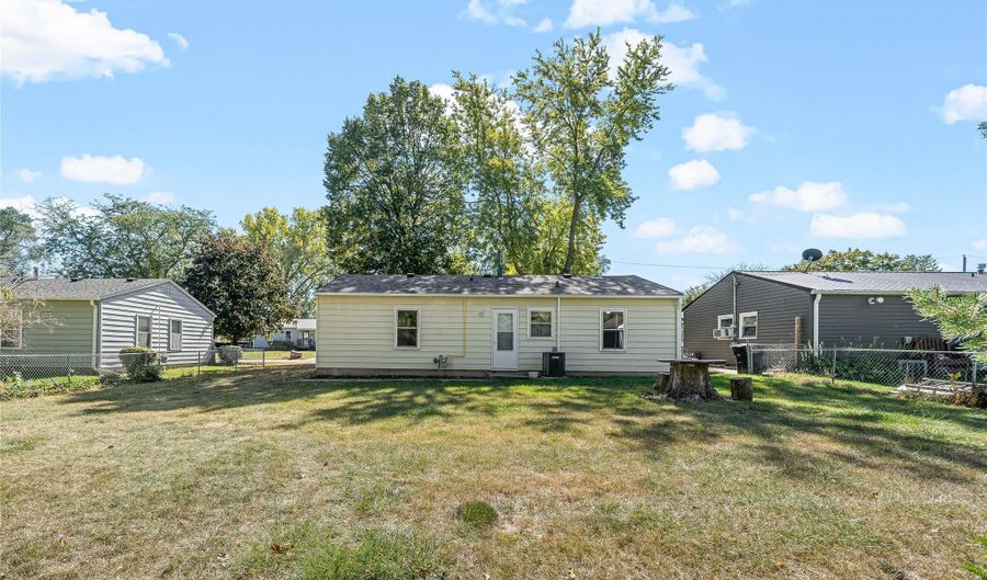 711 6th St SE, Altoona, IA 50009 - 2 Beds, 1 Bath