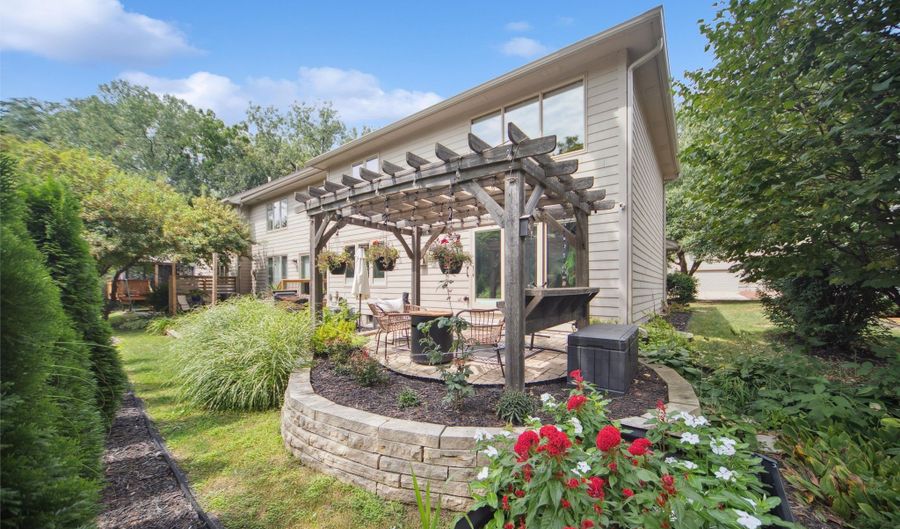 3016 Fox Hollow Cir, Des Moines, IA 50321 - 2 Beds, 4 Bath