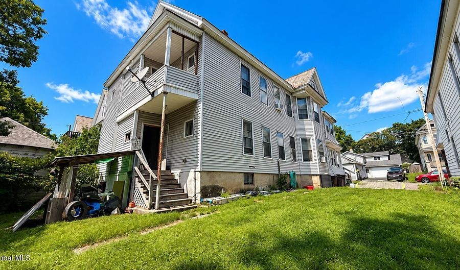 42 Lincoln Ave, Amsterdam, NY 12010 - 8 Beds, 2 Bath