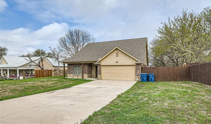 204 W Patton Ave, Alvarado, TX 76009 - 3 Beds, 2 Bath