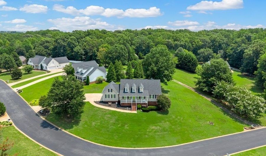 404 Shallowford Dr, Boiling Springs, SC 29316 - 5 Beds, 3 Bath