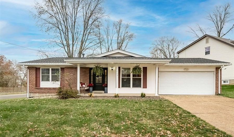 704 Woodrun Dr, Ballwin, MO 63021 - 3 Beds, 2 Bath