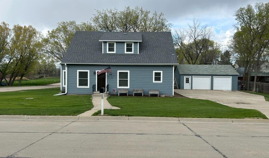 144 W. 6th St, Ainsworth, NE 69210 - 4 Beds, 3 Bath