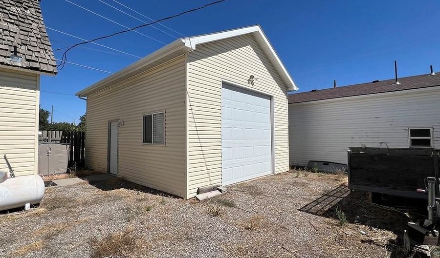 390 N Broadway St, Blackfoot, ID 83221 - 2 Beds, 1 Bath
