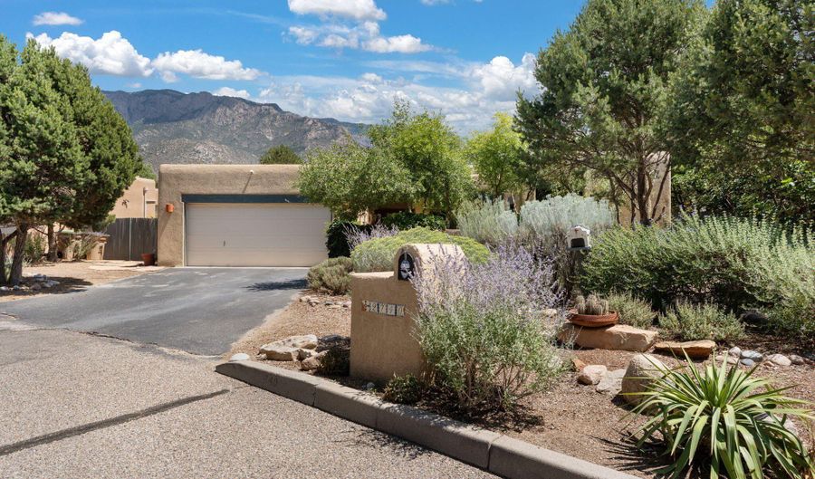 2740 TRAMWAY Cir NE, Albuquerque, NM 87122 - 3 Beds, 2 Bath