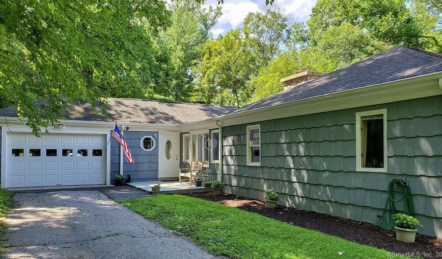 8 Tommys Ln, Brookfield, CT 06804 - 4 Beds, 2 Bath