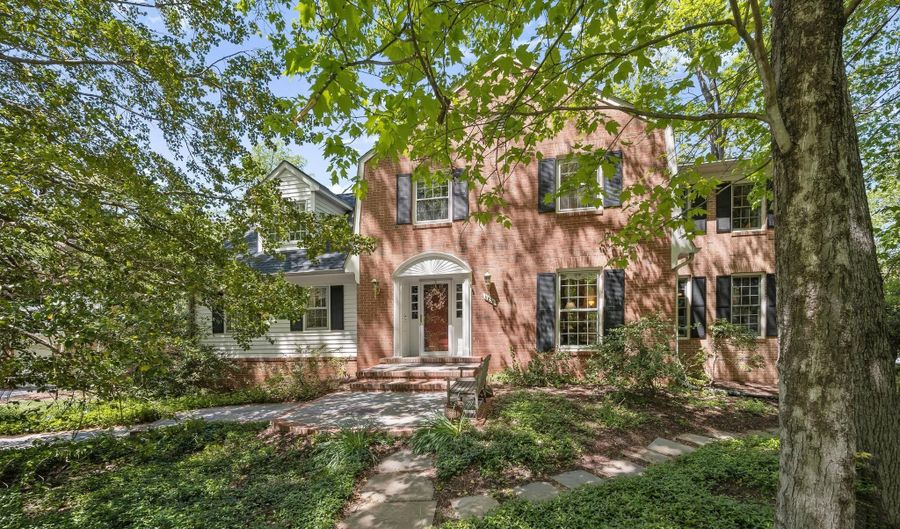 11836 HUNTING RIDGE Ct, Potomac, MD 20854 - 4 Beds, 3 Bath
