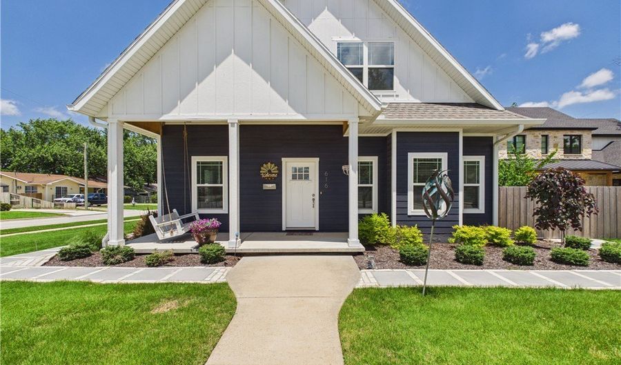 616 2nd St, Bentonville, AR 72712 - 4 Beds, 4 Bath
