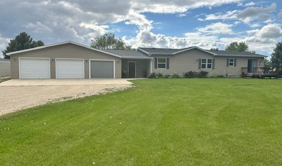 12927 385th Ave, Aberdeen, SD 57401 - 3 Beds, 3 Bath