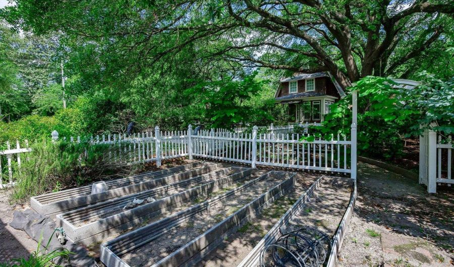 2012 Broad St, Camden, SC 29020 - 5 Beds, 3 Bath