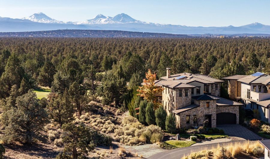 22887 Ghost Tree Ln, Bend, OR 97701 - 4 Beds, 4 Bath