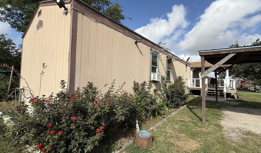 723 Kayroe Rd, Adkins, TX 78101 - 3 Beds, 2 Bath