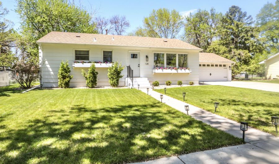 128 Elizabeth Dr, Aberdeen, SD 57401 - 5 Beds, 2 Bath