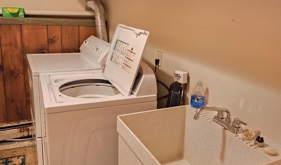 15 Broomstick Ln, Campton, NH 03223 - 3 Beds, 2 Bath