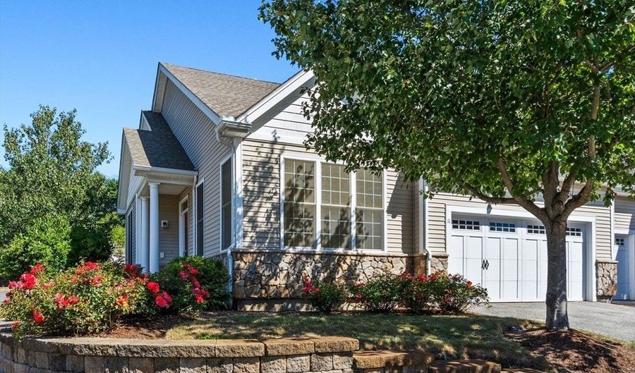 11 Pondside Ln 11, Bolton, MA 01740 - 2 Beds, 2 Bath