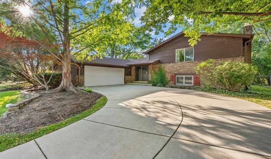 602 E Hackberry Dr, Arlington Heights, IL 60004 - 3 Beds, 3 Bath